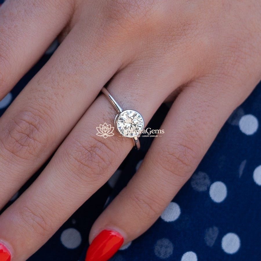 IGI Certified Lab-Created Diamond Bezel Ring F VS)